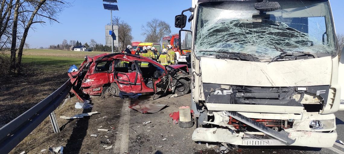 Koszmarne zderzenie toyoty z ciężarówką. Zginęło 8-letnie dziecko, dwoje dorosłych w ciężkim stanie Koszmarne zderzenie toyoty z ciężarówką. Zginęło 8-letnie dziecko, dwoje dorosłych w ciężkim stanie