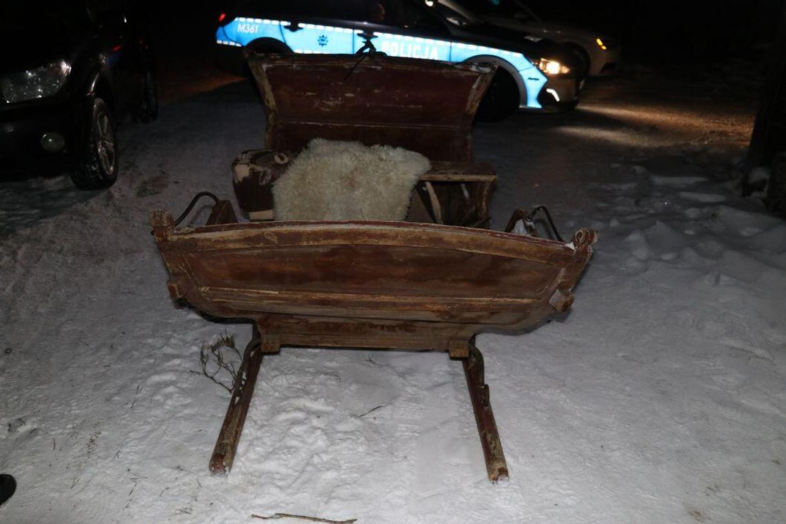 Koszmarny finał kuligu. Pasażerowie wypadli na zakręcie, pijany kierowca uciekł do lasu