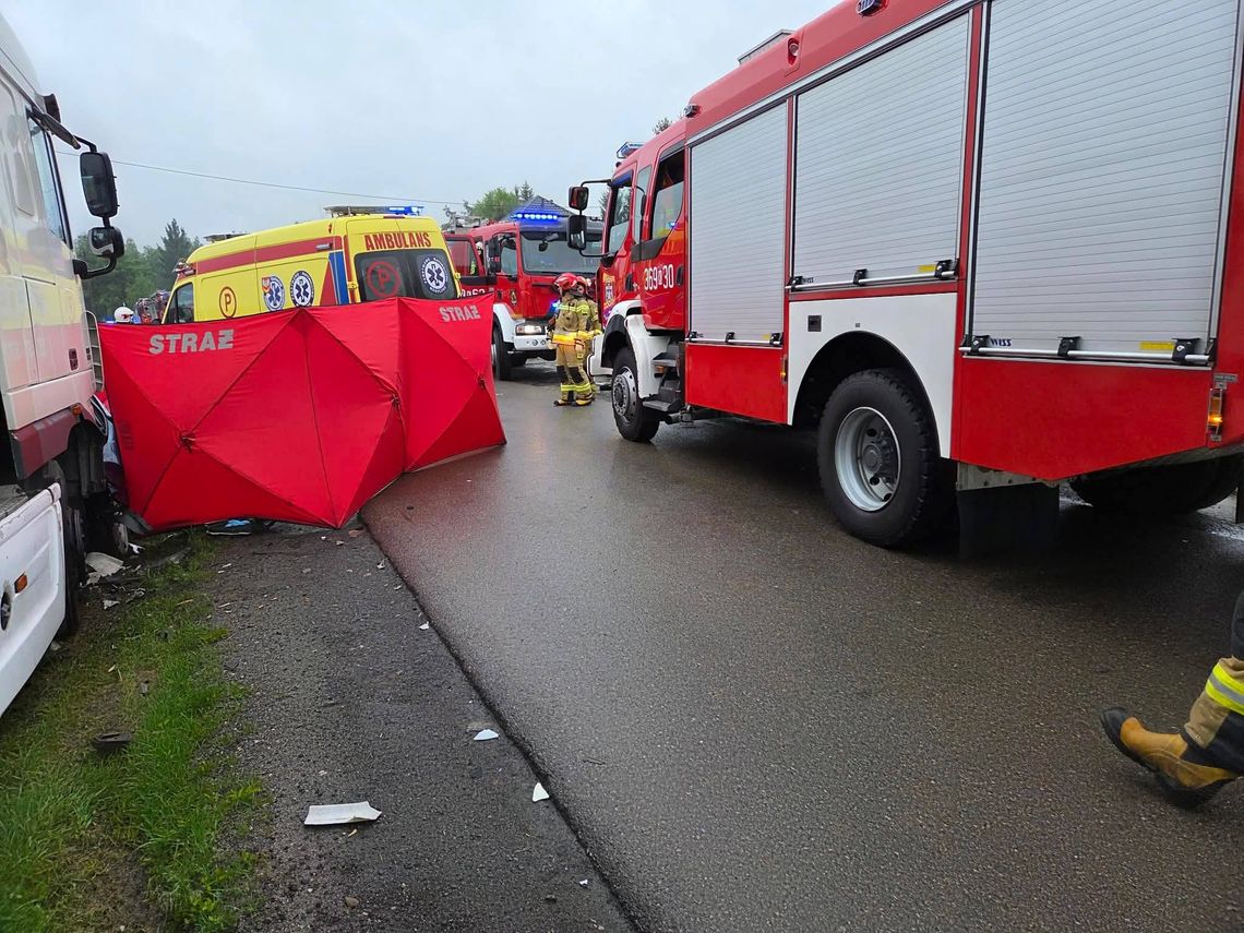 Koszmarny poranek w Małopolsce. Trzy osoby zginęły w zderzeniu z zaparkowaną ciężarówką