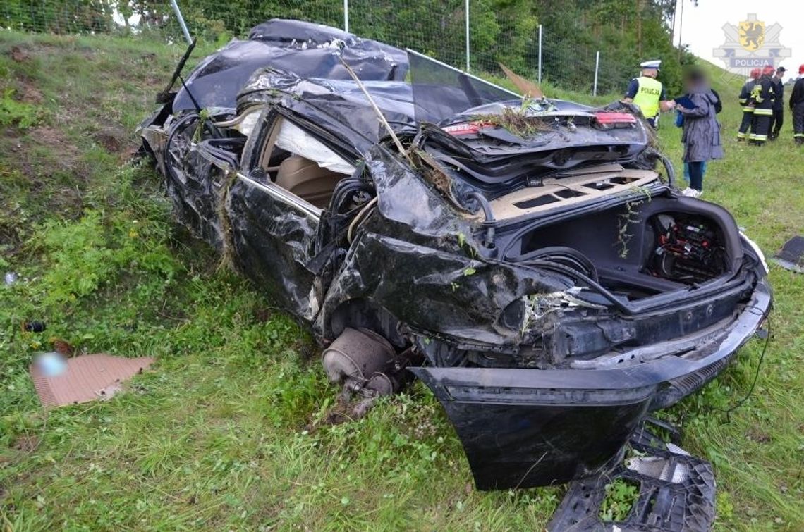 Koszmarny wypadek na autostradzie A1. BMW zostało doszczętnie zniszczone