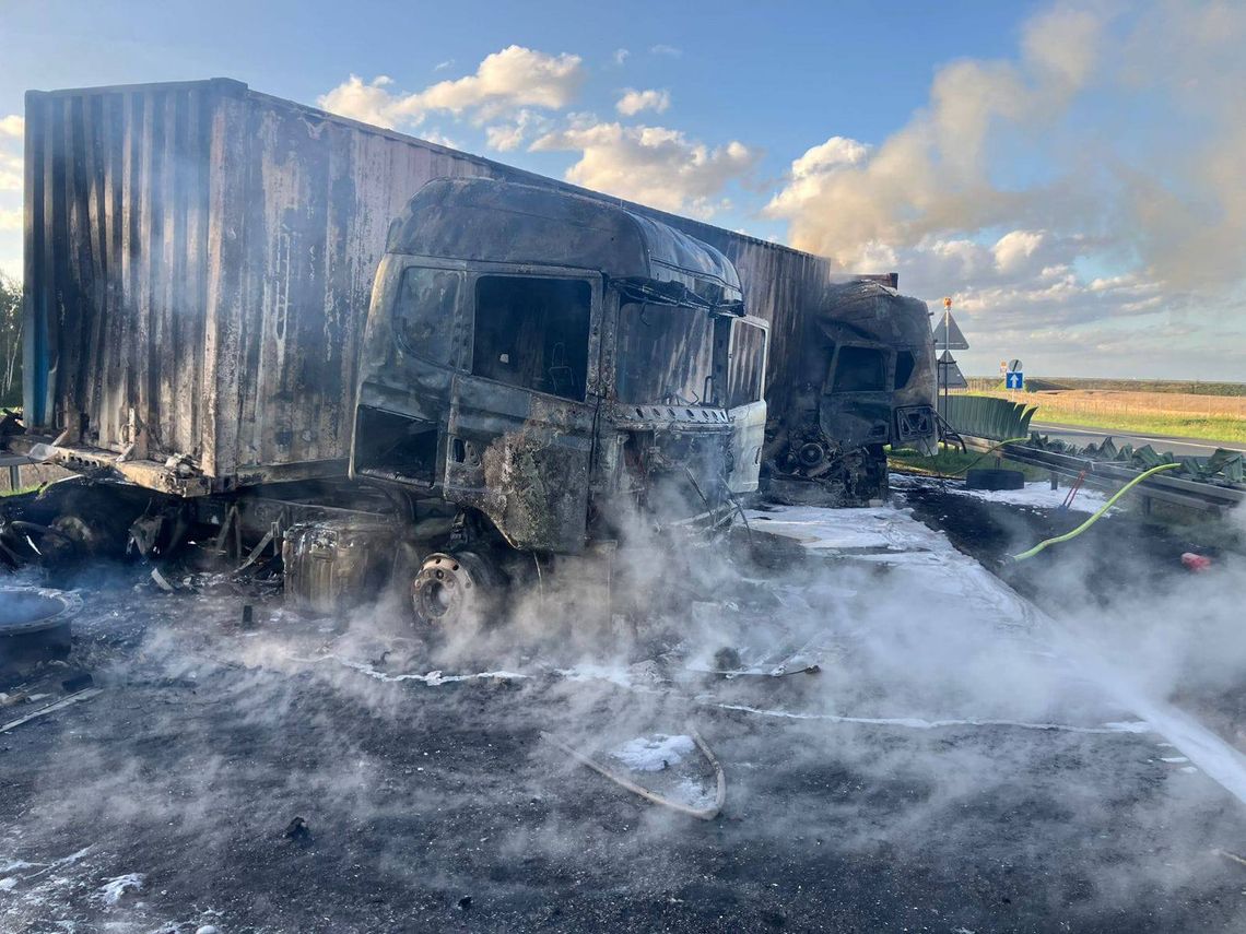 Koszmarny wypadek na autostradzie A1. Spłonęły dwie ciężarówki, jest ofiara śmiertelna i ranni