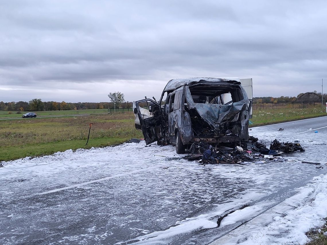 Koszmarny wypadek na drodze krajowej. Samochody stanęły w płomieniach. Są dwie ofiary śmiertelne Koszmarny wypadek na drodze krajowej. Samochody stanęły w płomieniach. Są dwie ofiary śmiertelne