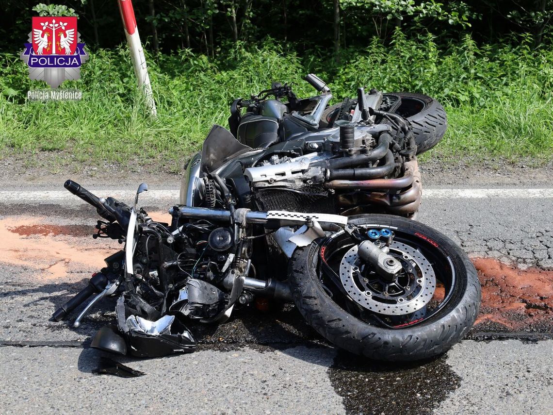 Koszmarny wypadek na drodze wojewódzkiej. Motocyklista zginął po zderzeniu czołowym z osobówką