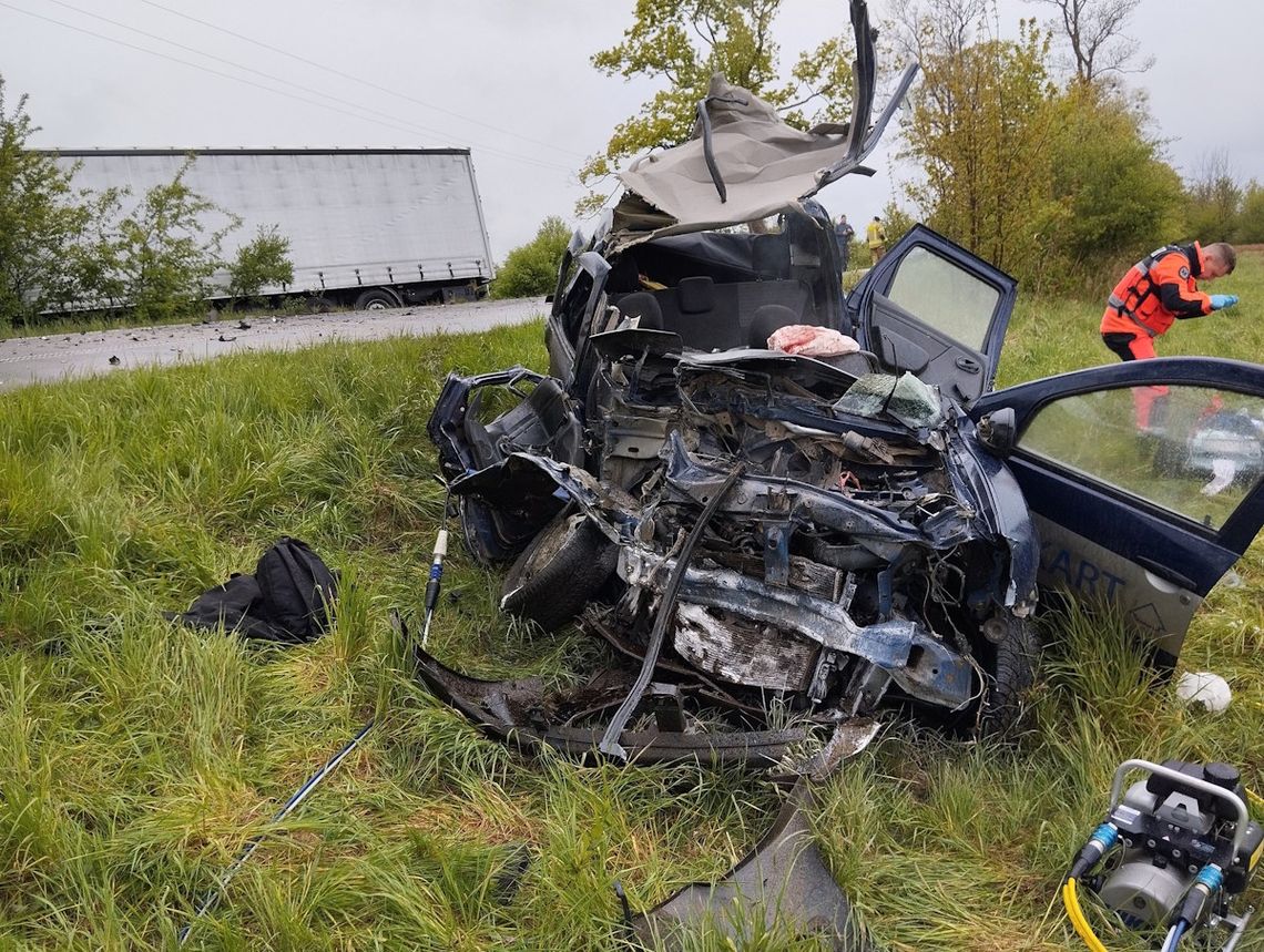 Koszmarny wypadek na Pomorzu. 25-latek zginął w zderzeniu czołowym osobówki i ciężarówki