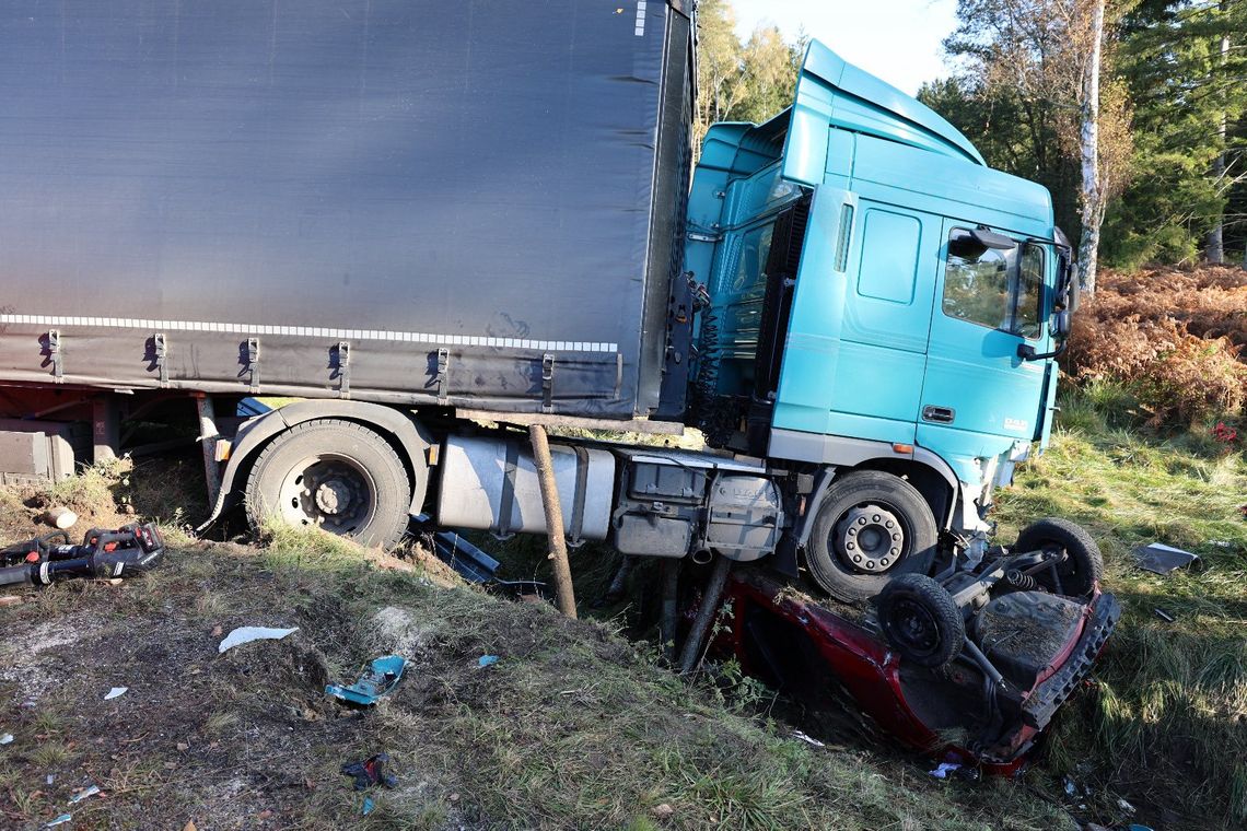 Koszmarny wypadek na "starek krajówce". Samochód nauki jazdy zmiażdżony przez tira. Zginął instruktor