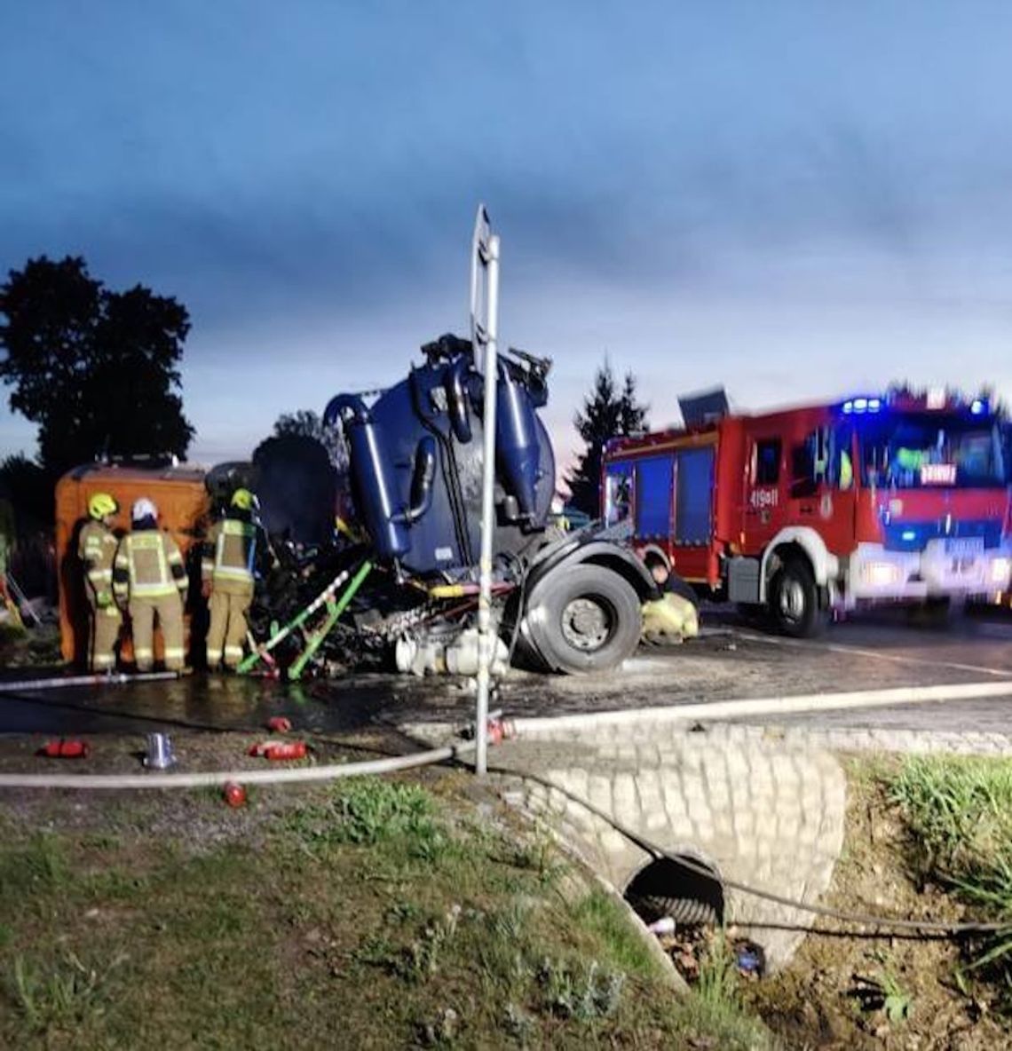 Koszmarny wypadek na trasie krajowej. Ford wbił się w ciężarówkę, nie żyją obaj kierowcy