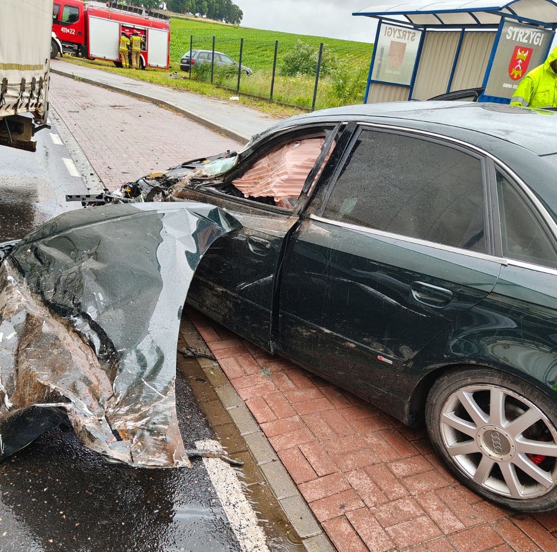 Koszmarny wypadek na zakręcie. Wywrócona przyczepa ciężarówki zmiażdżyła osobówkę Koszmarny wypadek na zakręcie. Wywrócona przyczepa ciężarówki zmiażdżyła osobówkę