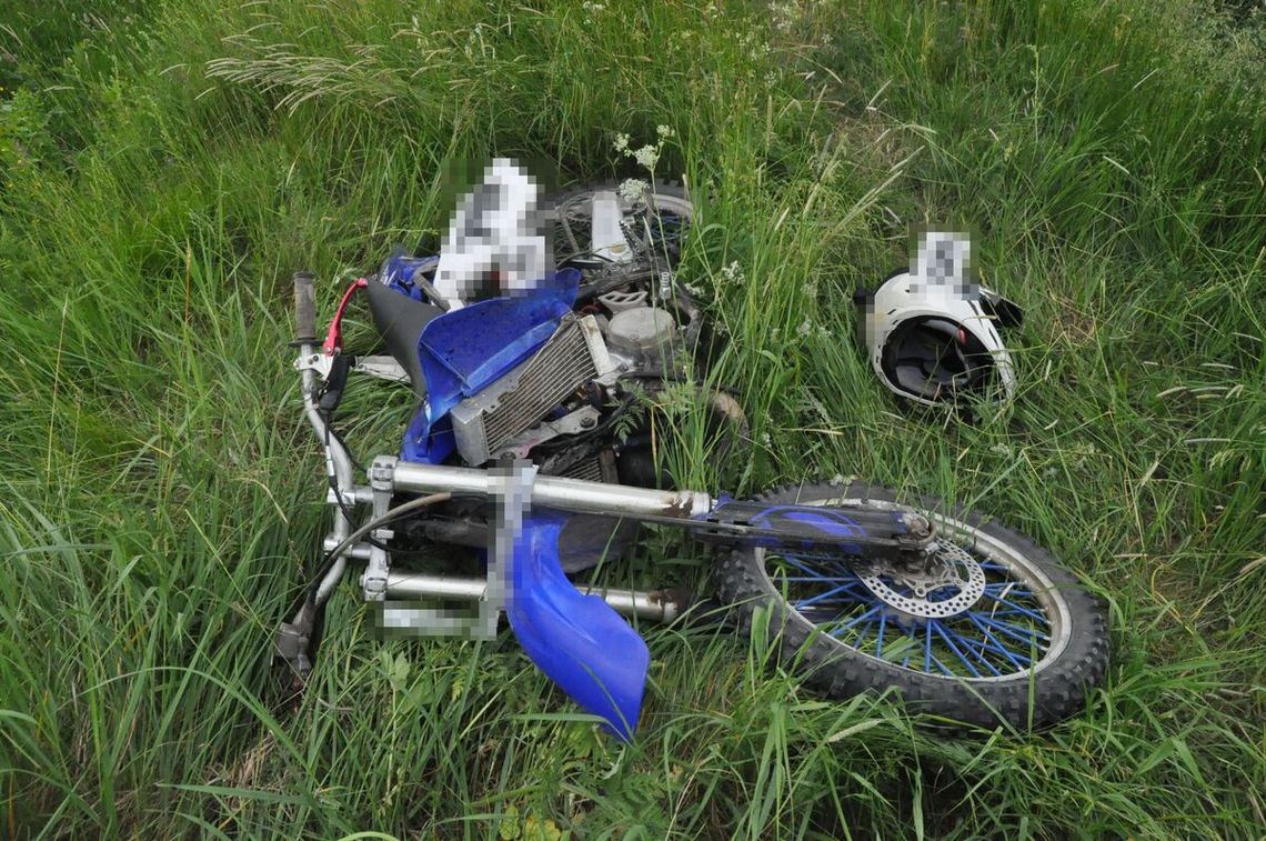 Koszmarny wypadek nastolatka na motorze. Wyjechał z pola wprost pod osobówkę, lądował śmigłowiec LPR