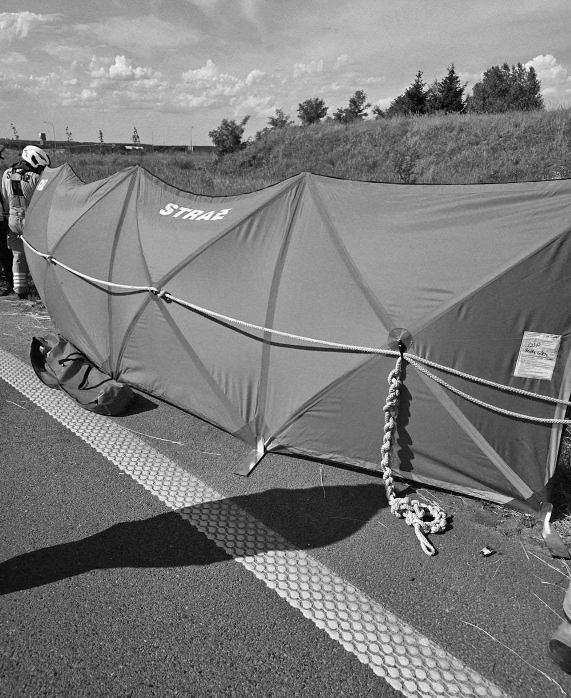 Koszmarny wypadek przy rondzie. Motocykl i kierowca spłonęli po wjechaniu do rowu