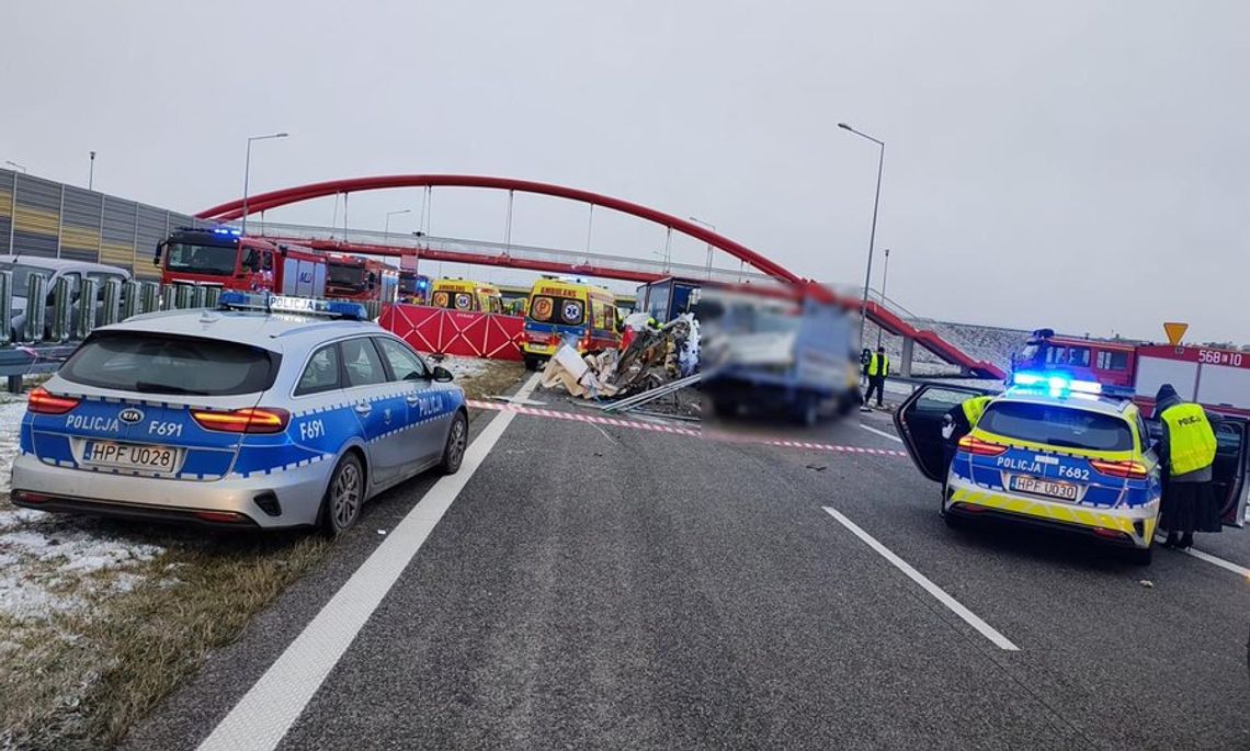 Koszmarny wypadek z udziałem dwóch ciężarówek i busów na srodze S8. Cztery osoby zginęły Koszmarny wypadek z udziałem dwóch ciężarówek i busów na srodze S8. Cztery osoby zginęły