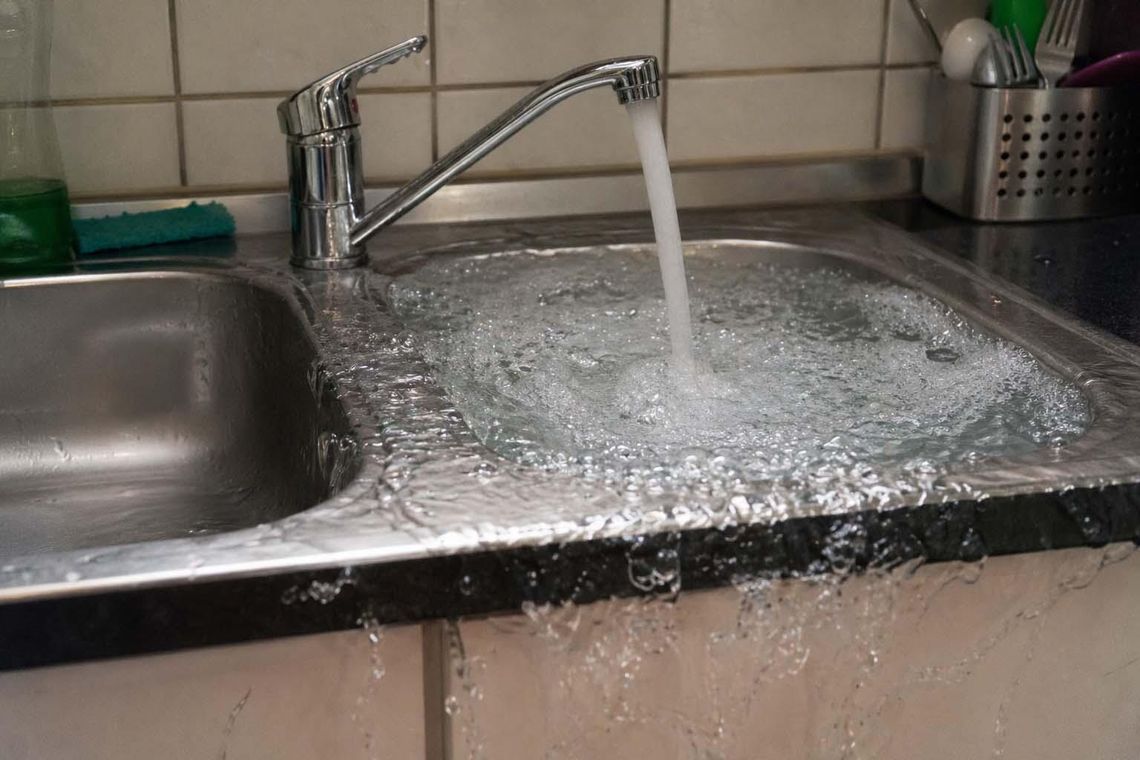 Koty odkręciły kran w kuchni i zalały sąsiadów. Właściciela nie było w domu