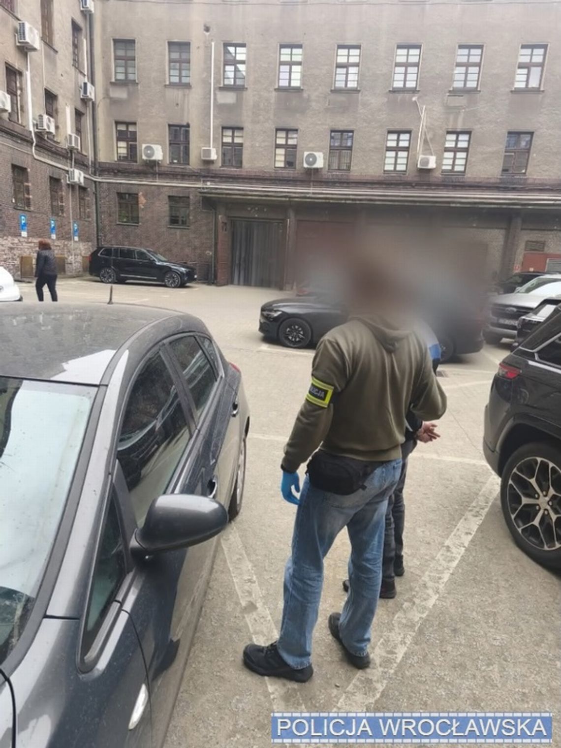 Kradli ludziom tożsamości i wyłudzali na nich elektronikę. Policja rozbiła szajkę oszustów