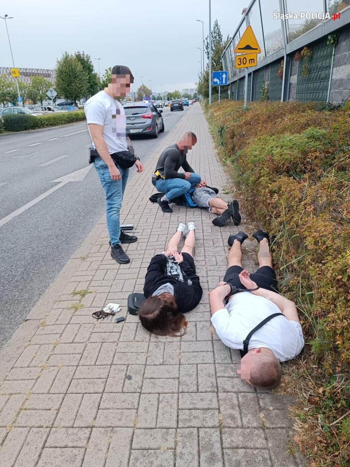 Kradli w drogerii i zaatakowali gazem ochroniarza. Policjanci zatrzymali czterech młodych złodziei