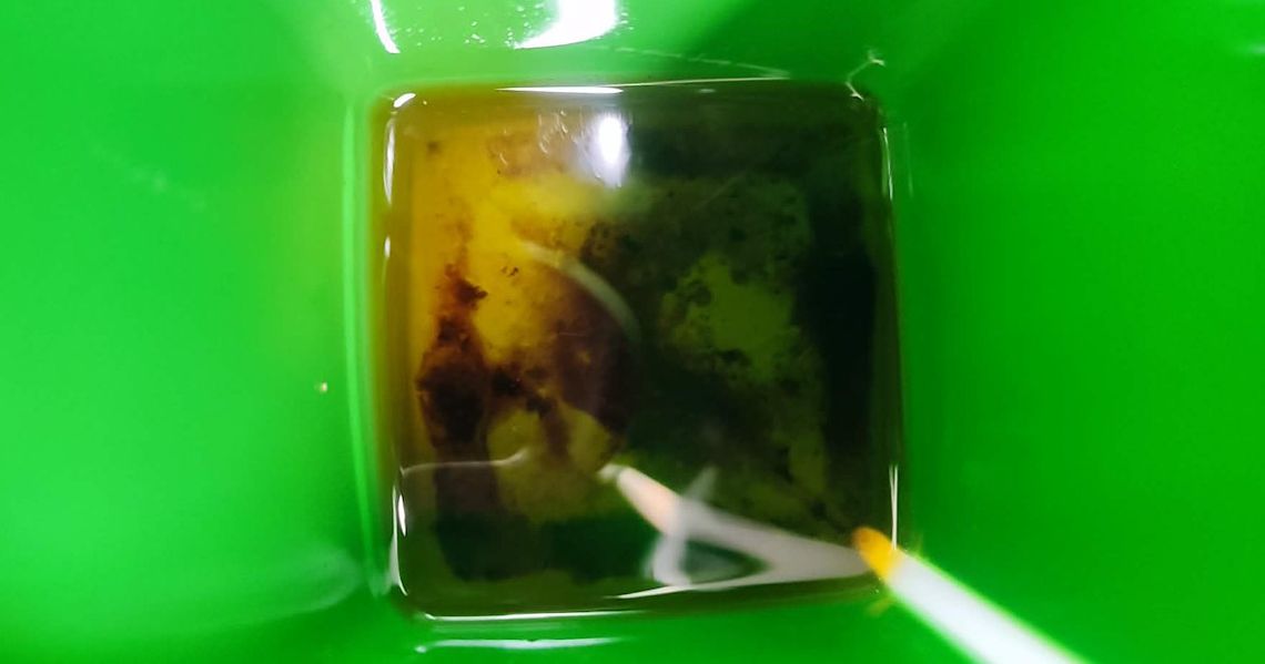 Kradli zużyty olej spożywczy spod lokali gastronomicznych. Tłuszcz trafiał do ponownej sprzedaży