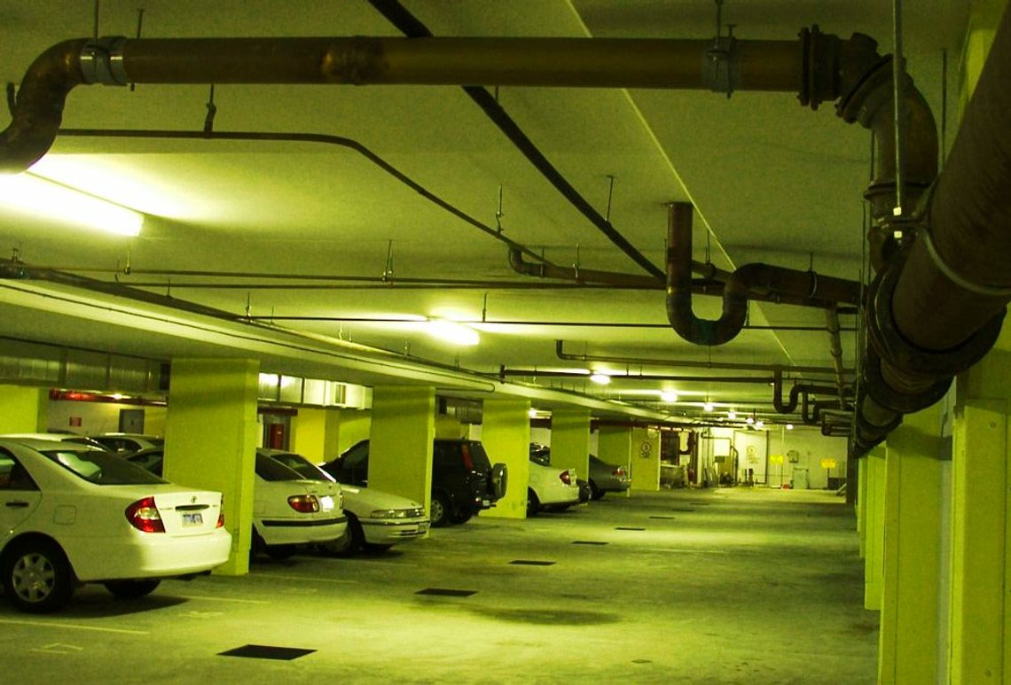 Kradzież, której nie było. Nie zaciągnął ręcznego - auto stoczyło się na podziemny parking Kradzież, której nie było. Nie zaciągnął ręcznego - auto stoczyło się na podziemny parking