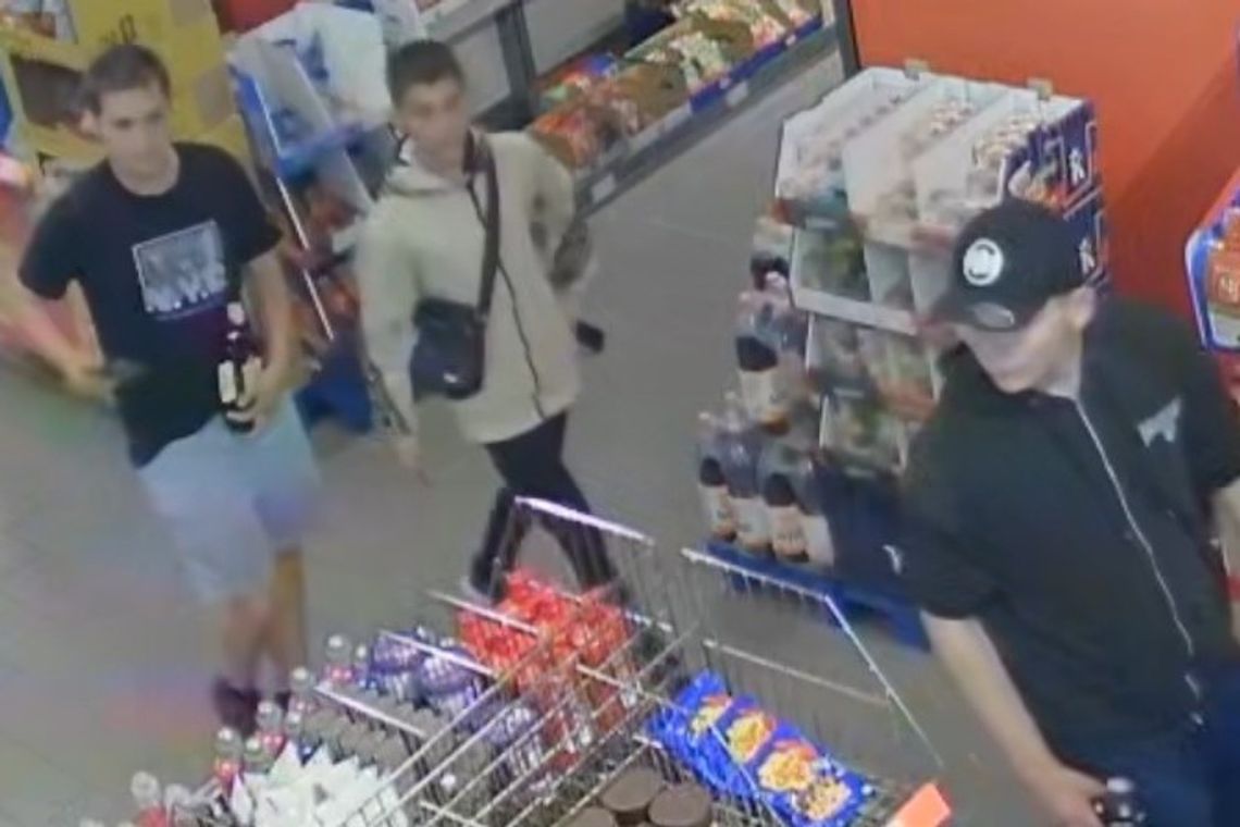 Kradzież rozbójnicza w markecie. Policja publikuje wizerunki podejrzanych [ZDJĘCIA]