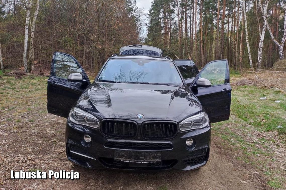 Kradzione BMW za 200 tysięcy stało otwarte w środku lasu, bez tablic rejestracyjnych [FOTO]