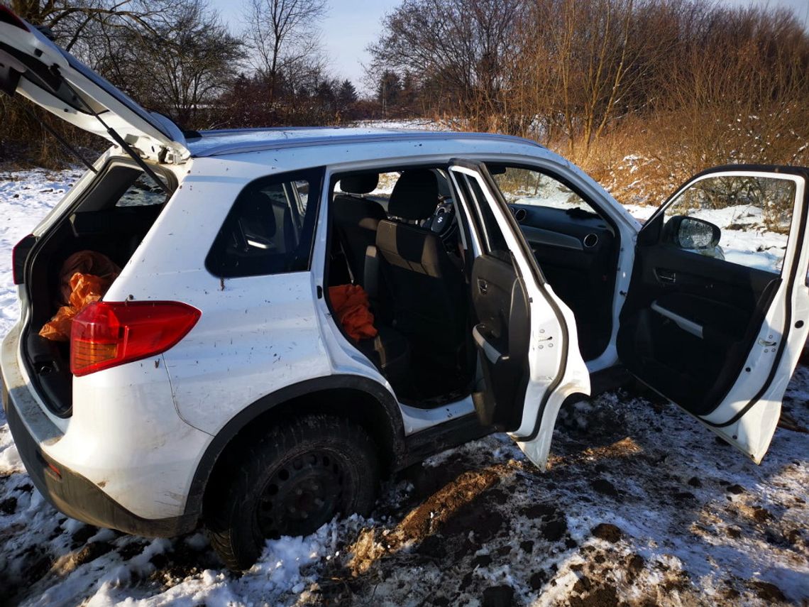 Kradzione suzuki odnalezione w polu. W aucie libacja z udziałem czterech kolesi