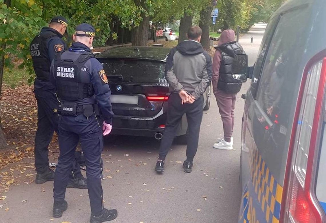 Kradzione tablice i auto z wypożyczalni. 24-latek szykował się do driftu, zatrzymali go strażnicy