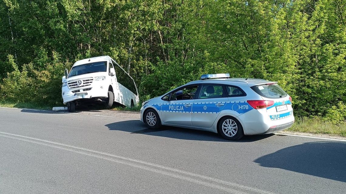 Kradziony autobus w rowie, obok pijani mężczyźni. Żaden z nich nie przyznał się do kierowania