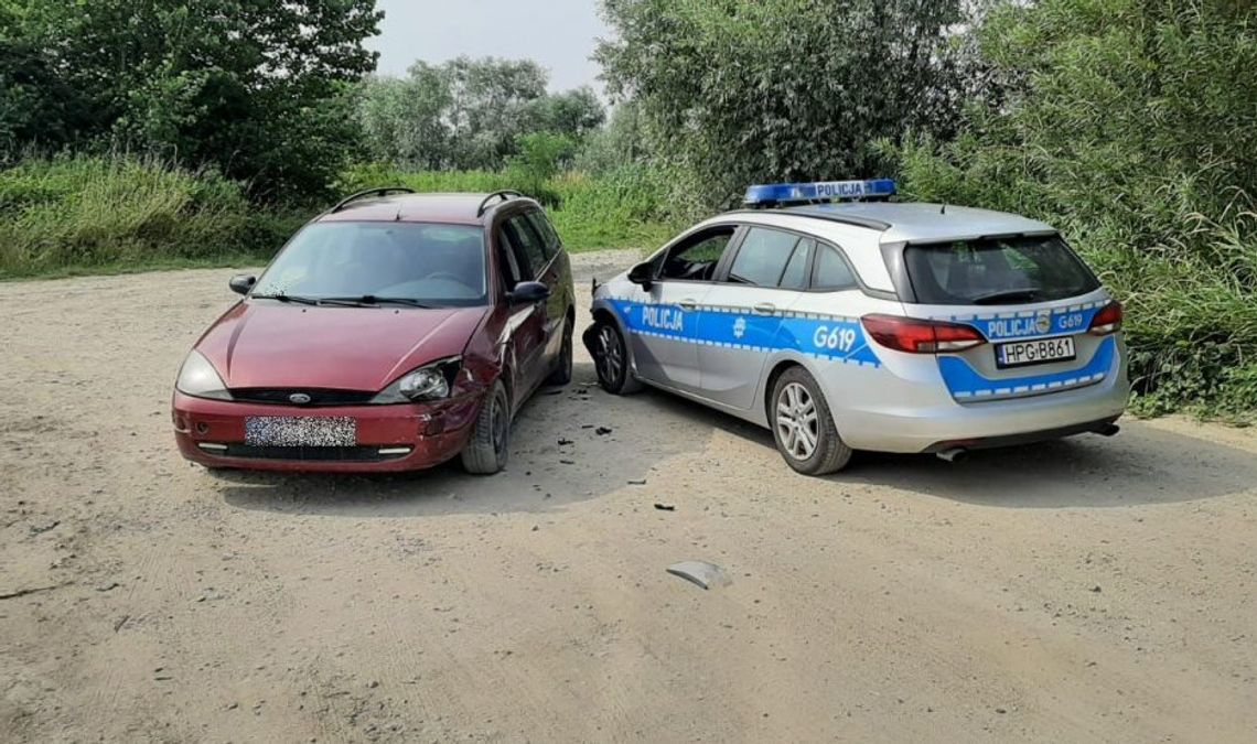 Kradzionym autem wjechał w oznakowany radiowóz. Policjanci właśnie go szukali