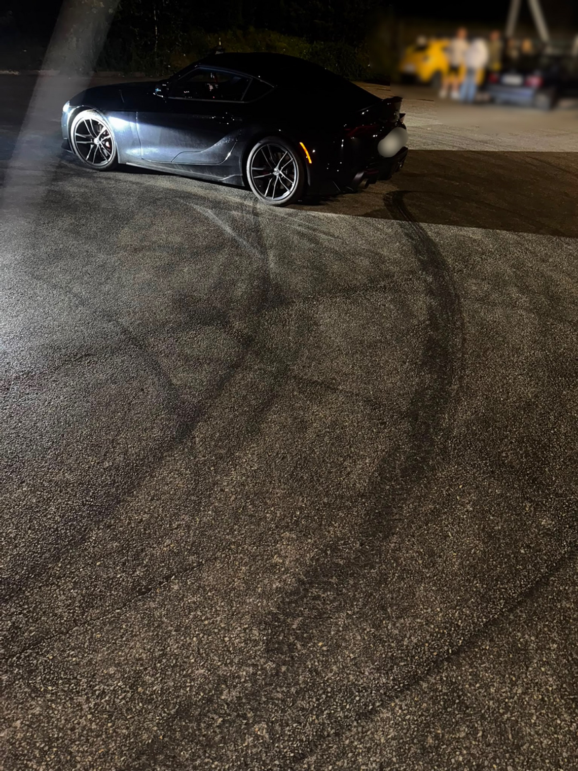 Kręcił bączki na parkingu, nie zwrócił uwagi na nieoznakowany radiowóz. Stracił prawko i stanie przed sądem