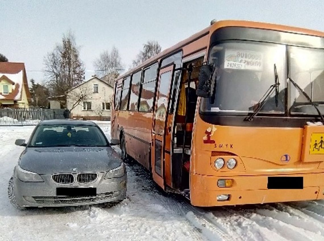 Kręcił beemką "bączki" pod szkołą. Uderzył w autobus i stracił prawko