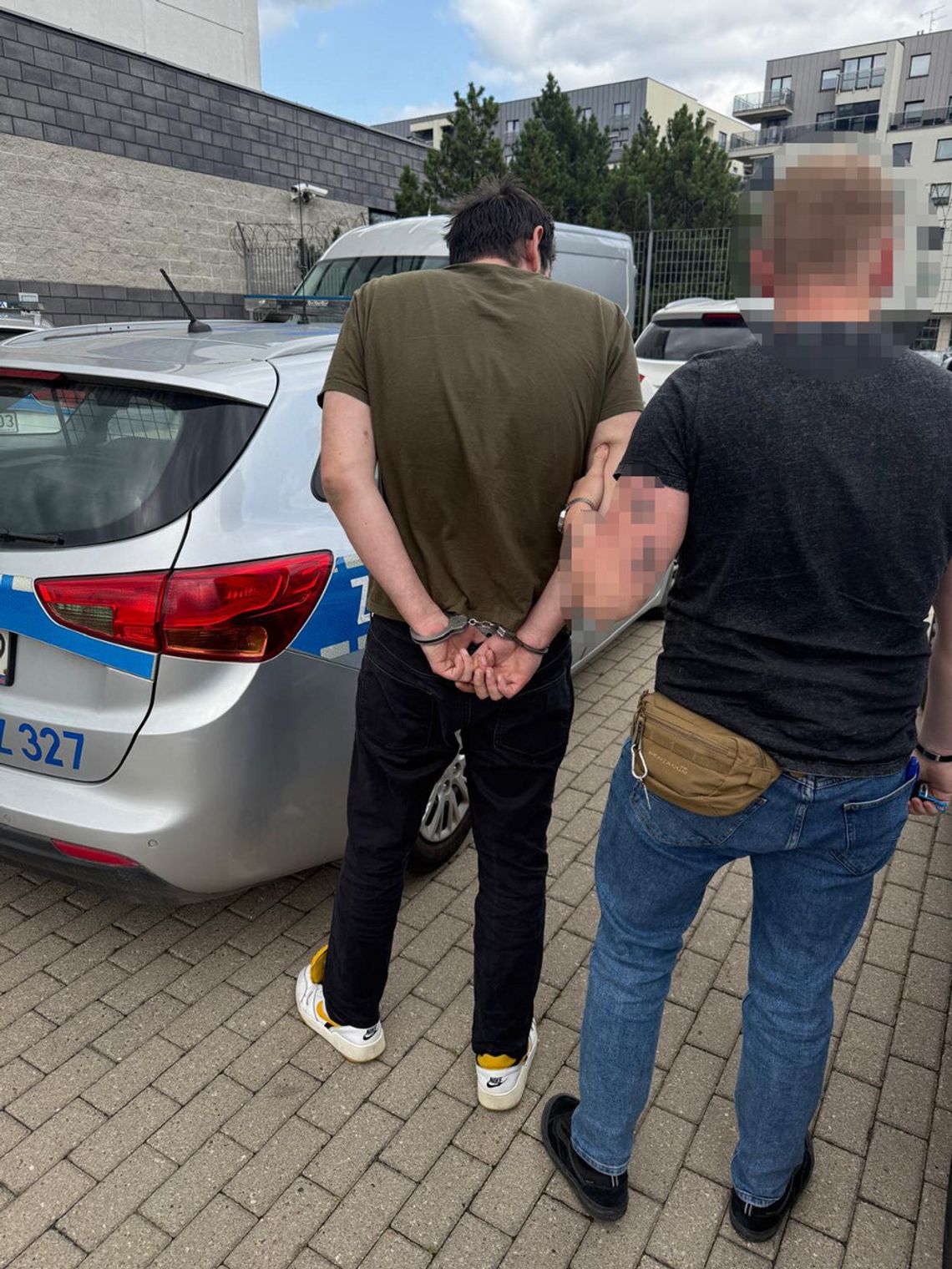 Kręcił się na parkingu i interesował jednym z aut. Świadek wyczuł złodzieja i powiadomił policję