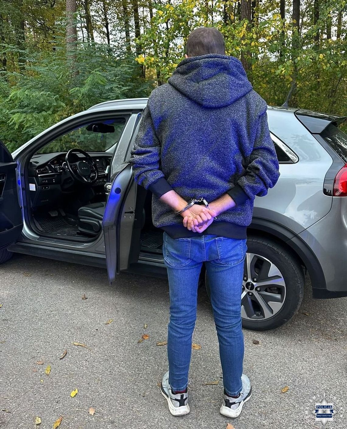 Krewny 84-latki zobaczył, jak z jej posesji wychodzi mężczyzna z reklamówką pieniędzy. Pojechał za nim i wezwał policję Krewny 84-latki zobaczył, jak z jej posesji wychodzi mężczyzna z reklamówką pieniędzy. Pojechał za nim i wezwał policję