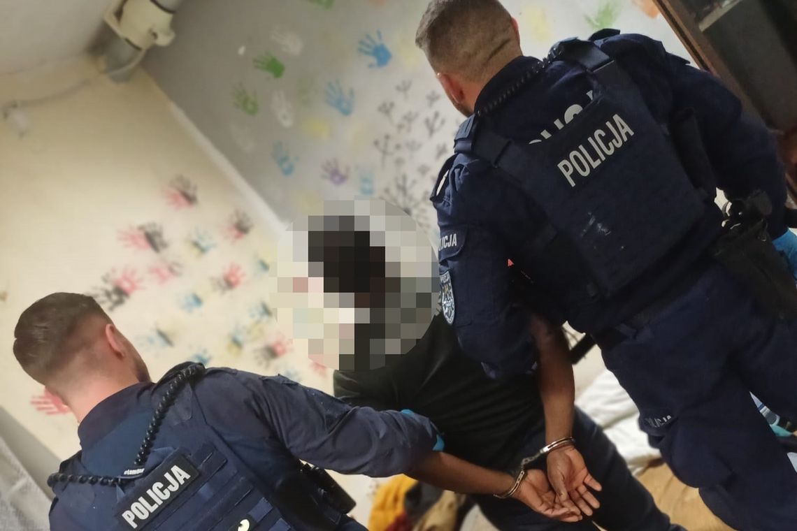 Krwawa awantura w hotelu pracowniczym. Mężczyzna dźgnięty nożem, policjanci zatrzymali 3 Hindusów