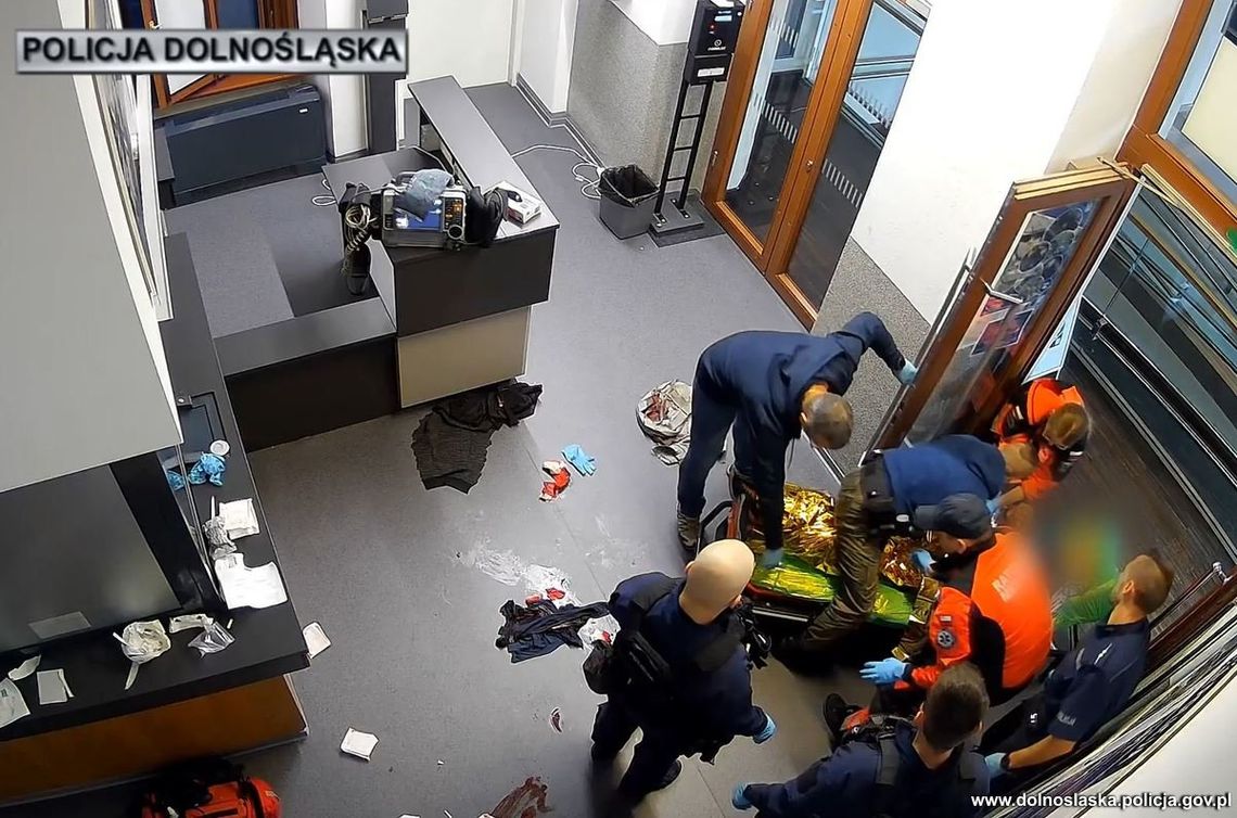 Krwawiący mężczyzna wszedł na komisariat. Policjant od razu ruszył z pomocą, która uratowała mu życie Krwawiący mężczyzna wszedł na komisariat. Policjant od razu ruszył z pomocą, która uratowała mu życie