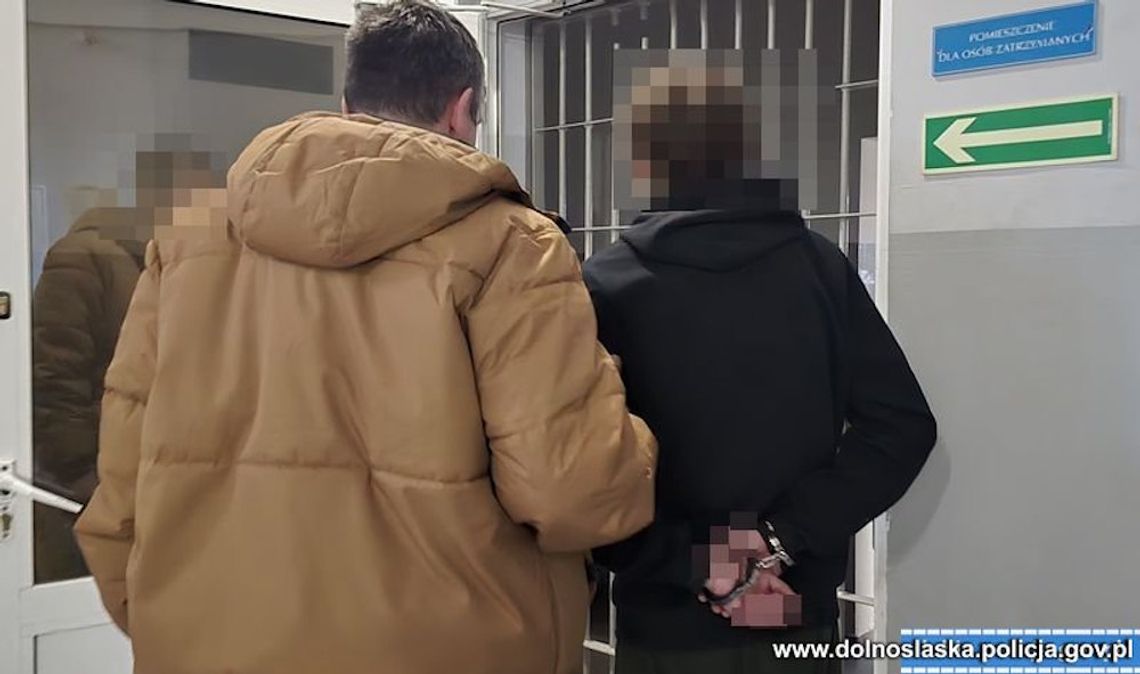 Krwawy atak bez powodu. 29-latek ukrył zakrwawiony nóż w łóżku, grozi mu ponad 20 lat więzienia