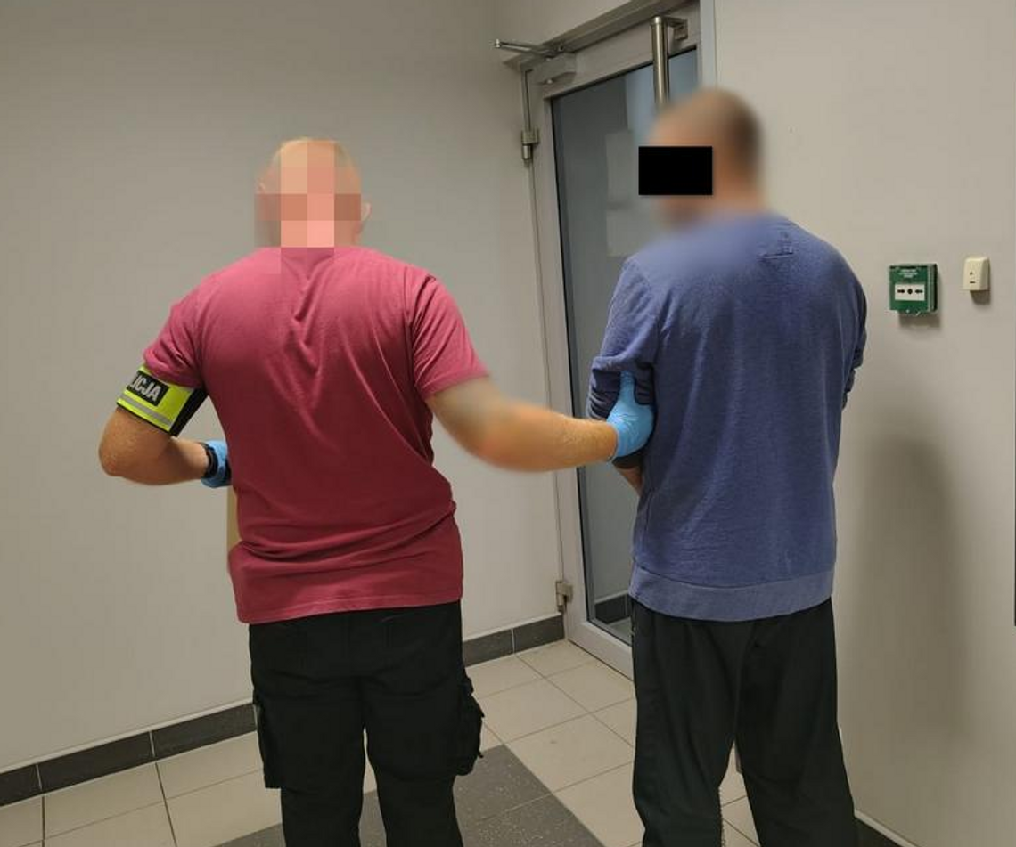 Krwawy finał awantury w mieszkaniu. Mężczyzna złapał nóż i zaatakował swoją partnerkę