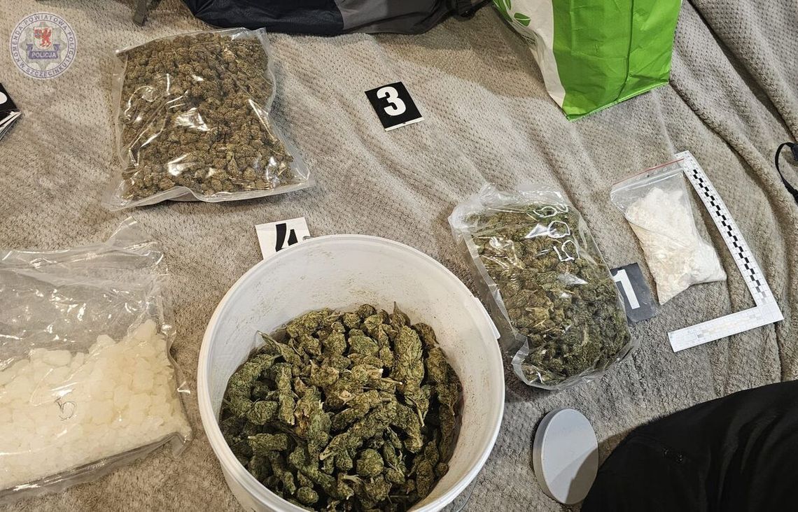 Kryminalni od dawna mieli 22-latka na oku. Przy młodym dilerze znaleźli ponad 7 kg narkotyków Kryminalni od dawna mieli 22-latka na oku. Przy młodym dilerze znaleźli ponad 7 kg narkotyków