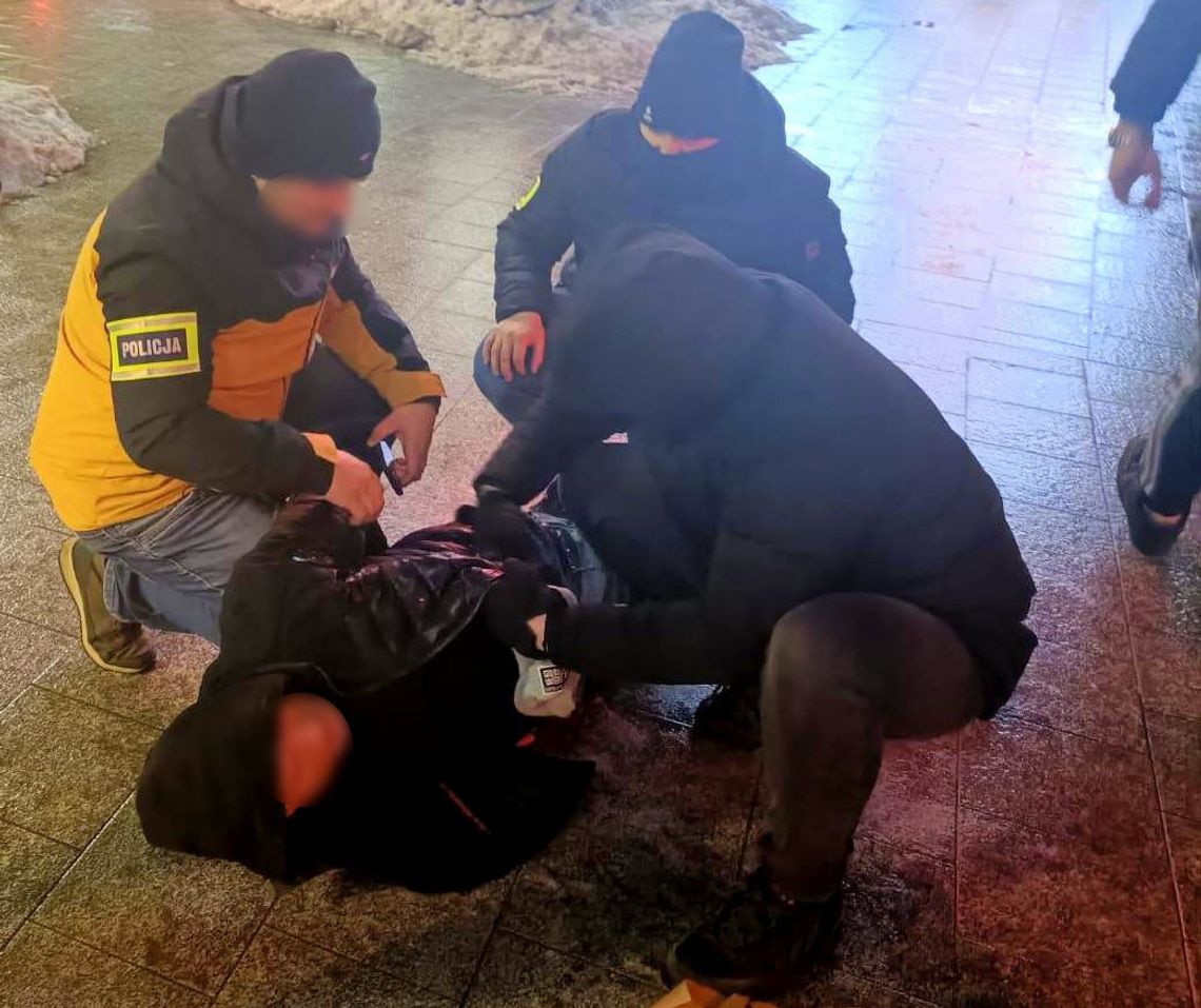 Kryminalni przejęli 200 tys. zł od kuriera. Trzej mężczyźni zatrzymani do oszustw "na policjanta"