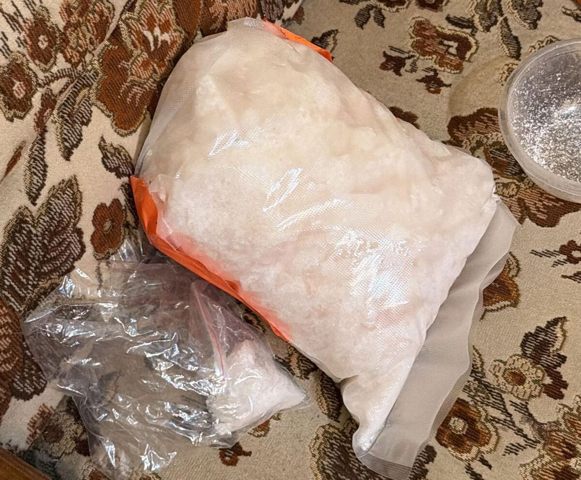 Kryminalni przeszukiwali dom dilera i usłyszeli pukanie - w drzwiach stał poszukiwany mężczyzna