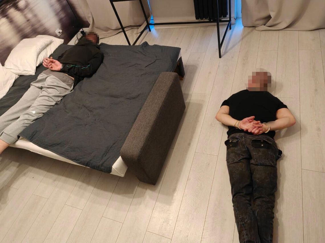 Kryminalni „wjechali z drzwiami”. Młody oszust i jego wspólnik skończyli na glebie