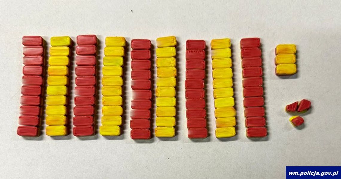 Kryminalni zaskoczyli 27-latka. W mieszkaniu znaleźli amfetaminę, mefedron i MDMA
