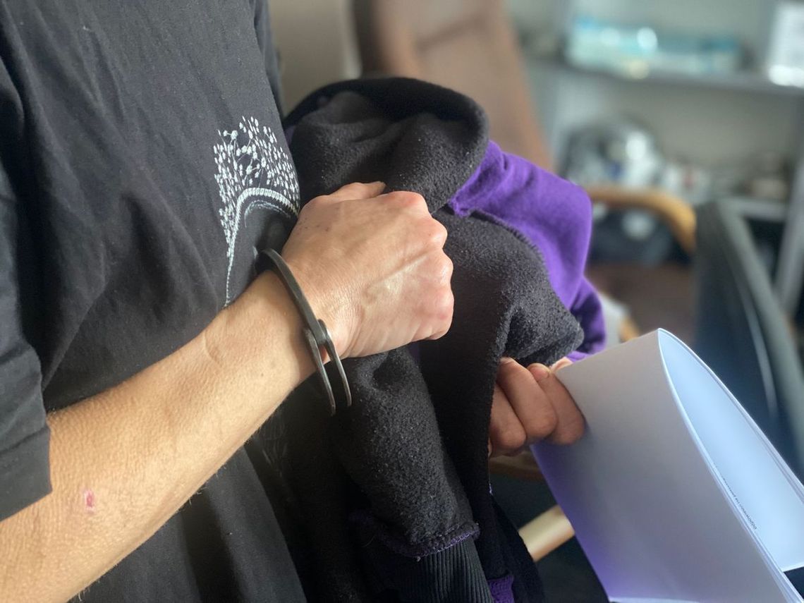 Kryminalni zaskoczyli 45-latkę, gdy porcjowała narkotyki. Kobieta została tymczasowo aresztowana Kryminalni zaskoczyli 45-latkę, gdy porcjowała narkotyki. Kobieta została tymczasowo aresztowana