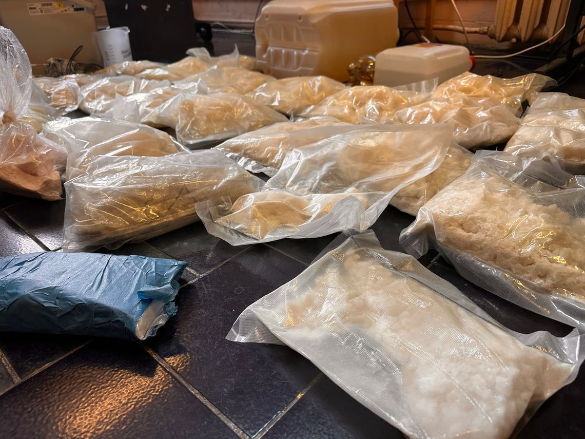 Kryminalni zaskoczyli dilerów podczas mieszania towaru. Przejęto 50 kg różnych narkotyków Kryminalni zaskoczyli dilerów podczas mieszania towaru. Przejęto 50 kg różnych narkotyków