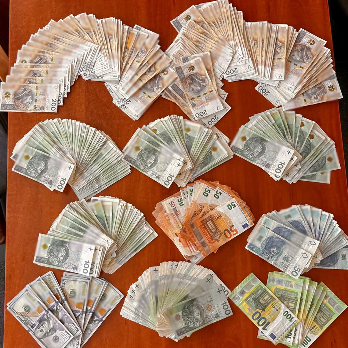 Kryptowaluty, handel ludźmi i narkotyki. CBŚP rozbija potężny gang w trzech miastach