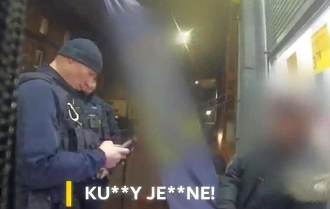 Krzyczał do policjantów z samochodu. Zapomniał, że jest poszukiwany. Mężczyzna trafił do więzienia i przy okazji wrobił kumpla Krzyczał do policjantów z samochodu. Zapomniał, że jest poszukiwany. Mężczyzna trafił do więzienia i przy okazji wrobił kumpla