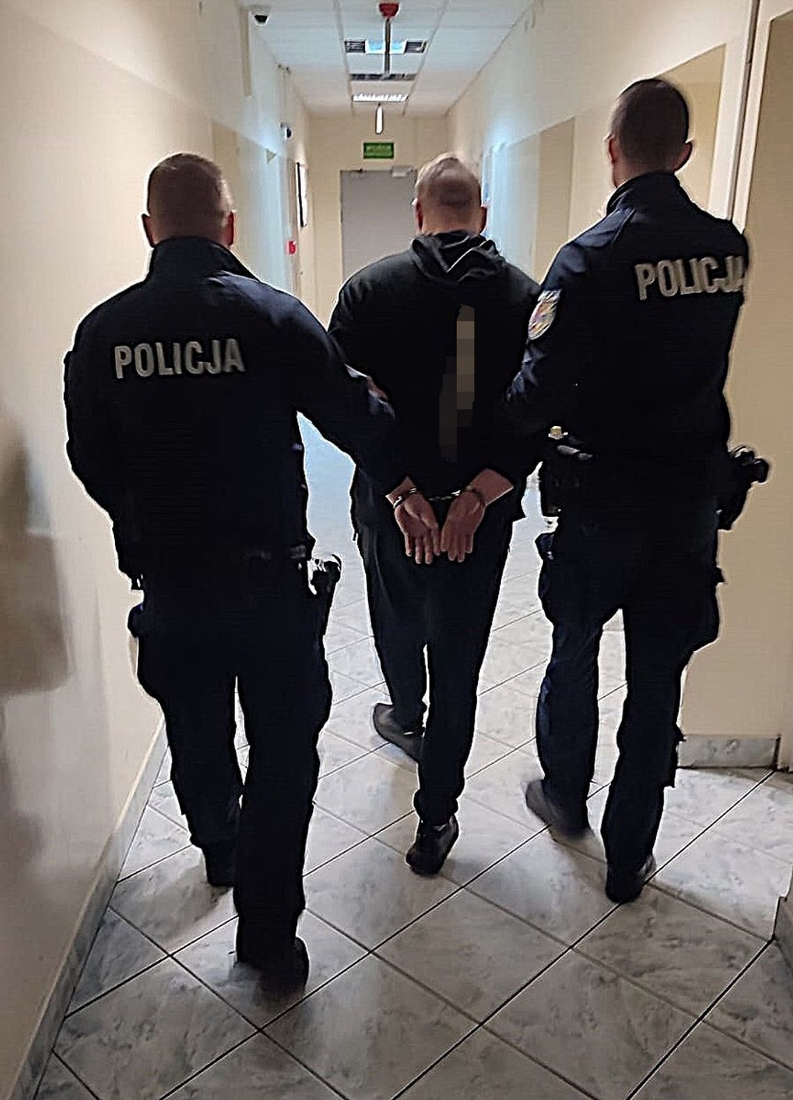 Krzyczał w mieszkaniu i dziwnie się zachowywał. Wezwani policjanci aresztowali 37-latka za narkotyki