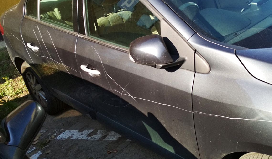 Ktoś rysował po autach na osiedlowym parkingu. Policja się przyczaiła. Okazało się, że to złośliwa sąsiadka