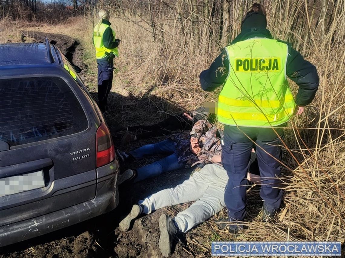 Kulminacja przypałów w oplu. Kierowca próbował uciec, ale razem z pasażerami skończył na glebie