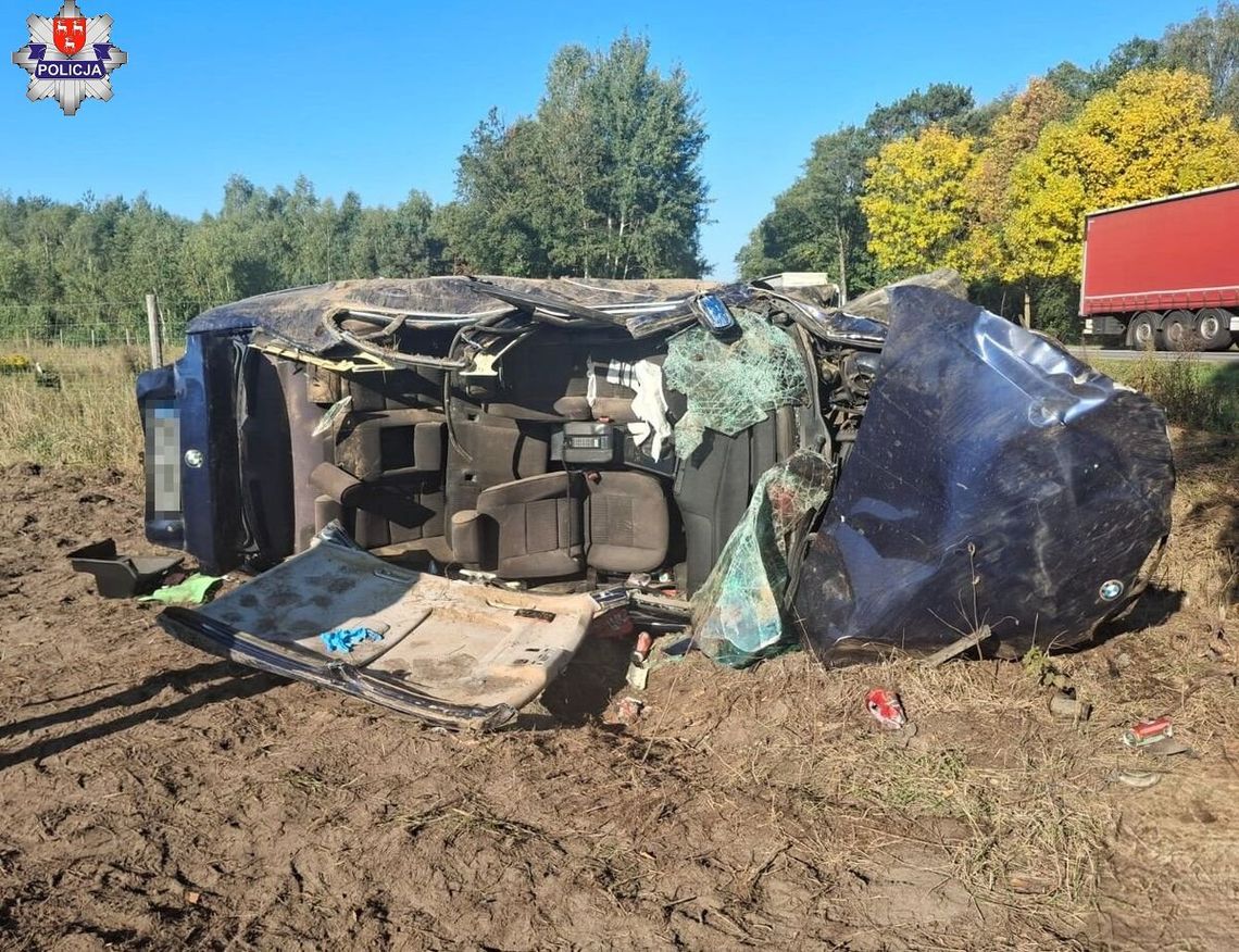 Kupił BMW, opił nowe auto z kolegami, a potem dachował. Trzy osoby zostały ranne