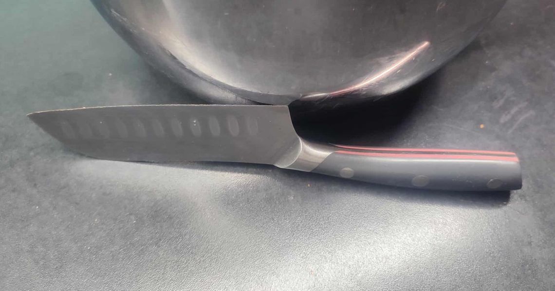 Kupił partnerce nowy "superostry" nóż i go testował. Przeciął sobie tętnicę, uratowali go strażnicy