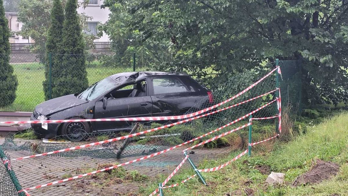 Kupił tanio stare audi, przycisnął, rozbił się i uciekł. Mandat wyższy niż wartość auta