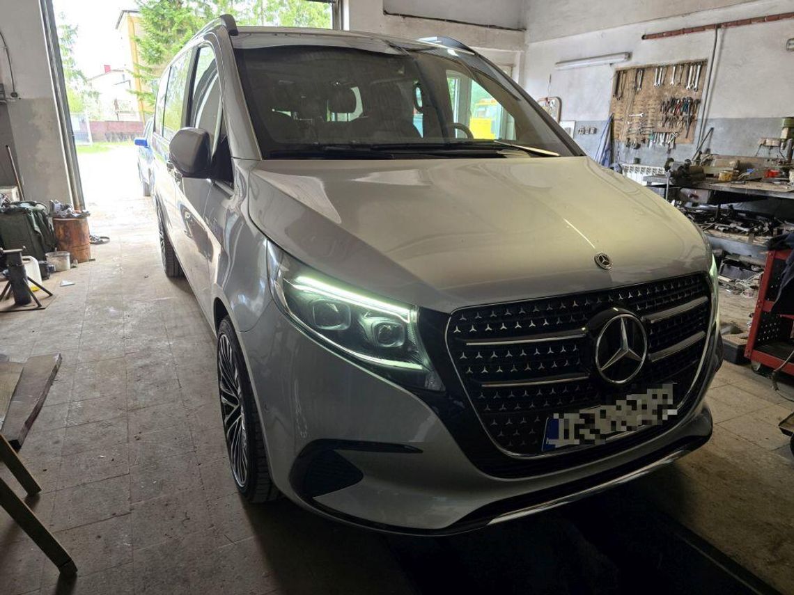 Twierdzi, że kupił za granicą drogiego mercedesa, teraz zaczęły się problemy. Auto jest trefne i zostało zabrane na policyjny parking