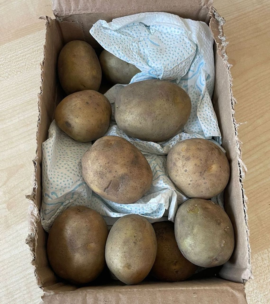 Kupiła internecie super telefon za małe pieniądze i zapłaciła przy odbiorze. W paczce były ziemniaki